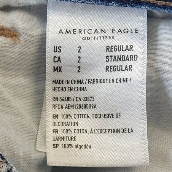 American Eagle Woman’s blue distressed highest rise mom jeans size 2 Regular - Picture 11 of 12